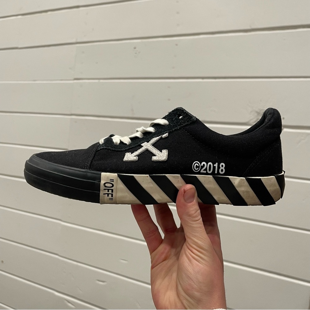Off-White vulc low Black Striped Sneakers - Picture 4 of 10